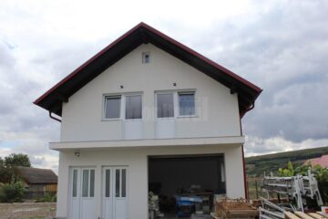 Într-un fost garaj sunt amenajate locuințe de serviciu pentru viitorii medici