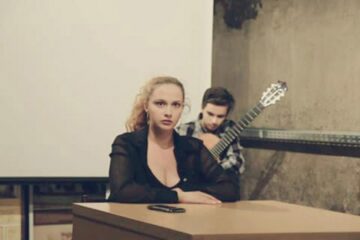 Actrița Clara Popadiuc, în prim-plan, pe scena Teatrului “Matei Vișniec” Suceava