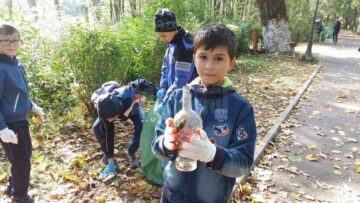 Voluntari din 33 de localități sucevene au adunat peste 10.300 de saci cu gunoi aruncat unde nu trebuie