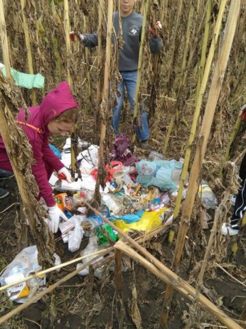 Voluntari din 33 de localități sucevene au adunat peste 10.300 de saci cu gunoi aruncat unde nu trebuie