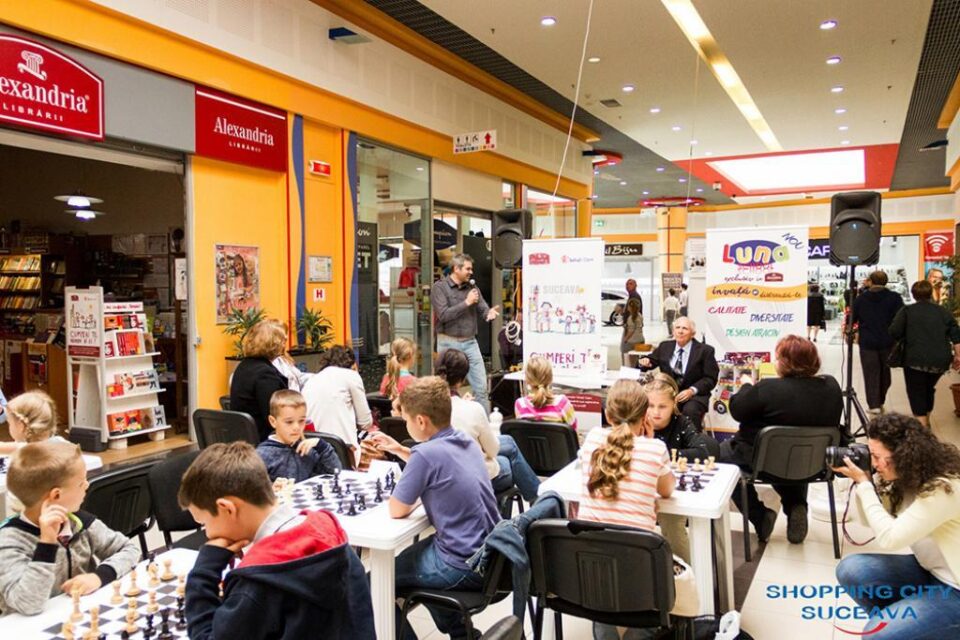 Lansare de carte și partide demonstrative de șah, la SCS