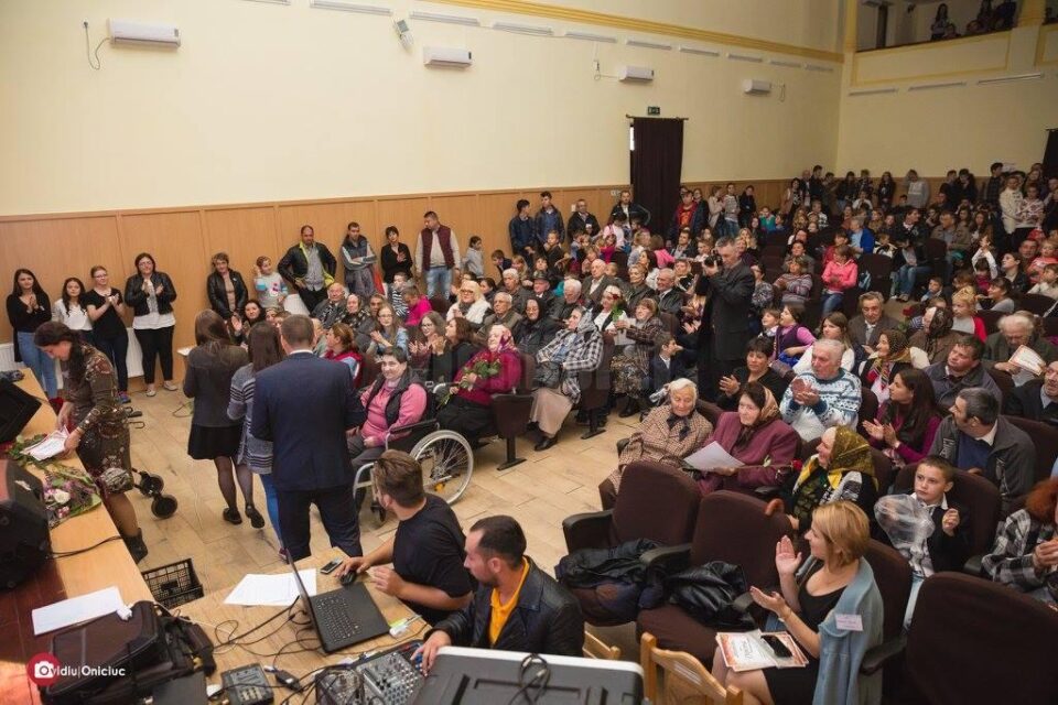 Spectacol caritabil pentru persoanele vârstnice, la Siret