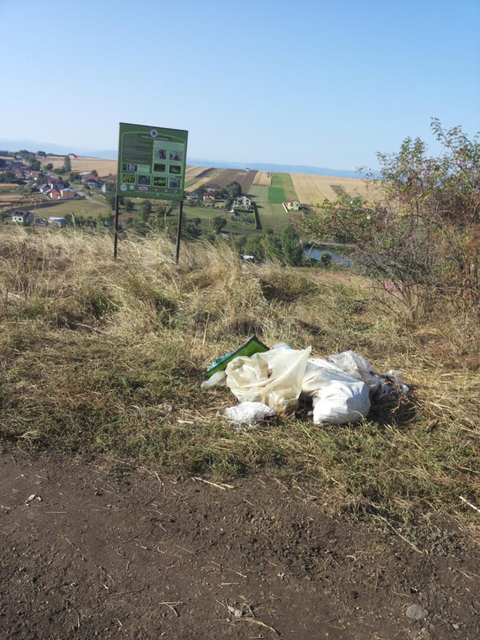 Rezervația Naturală Frumoasa, locul unde periodic sunt abandonate gunoaie de locuitorii din zonă