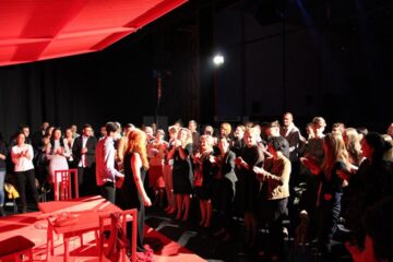 Teatru cu spectatorii pe scenă, la Suceava