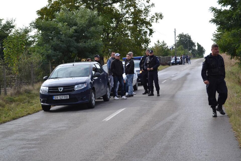 La fața locului au ajuns mai multe echipaje ale Poliției și Jandarmeriei. Foto: www.ziaruldepenet.ro