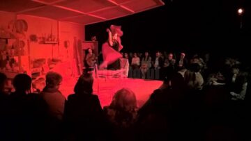 Teatru cu spectatorii pe scenă, la Suceava