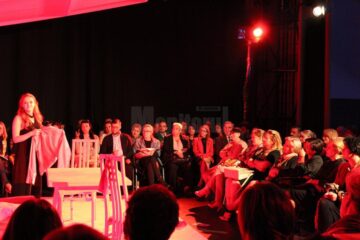 Teatru cu spectatorii pe scenă, la Suceava