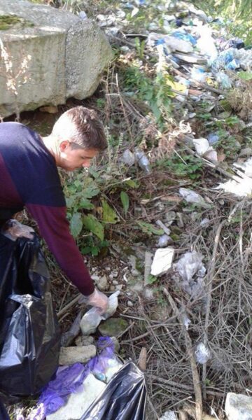 Voluntari din 33 de localități sucevene au adunat peste 10.300 de saci cu gunoi aruncat unde nu trebuie