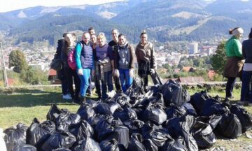 Voluntari din 33 de localități sucevene au adunat peste 10.300 de saci cu gunoi aruncat unde nu trebuie