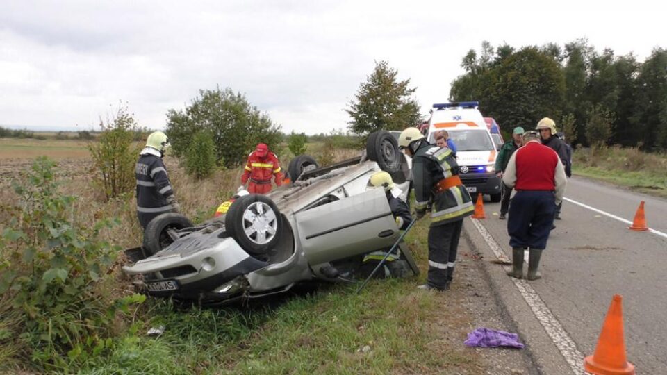 Un șofer care a depășit pe linia continuă a acroșat o mașină și a provocat decesul unei femei