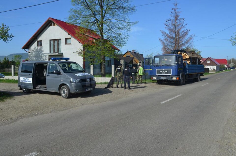 Polițiștii de frontieră și lucrători din cadrul Grupării de Jandarmi Mobile Bacău execută mai multe misiuni și activități specifice în zona de frontieră