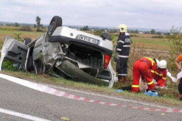 Pus într-o situație dificilă, șoferul Daciei a virat la rândul său puternic la dreapta, autoturismul Dacia intrând în derapaj, părăsind carosabilul și răsturnându-se pe cupolă