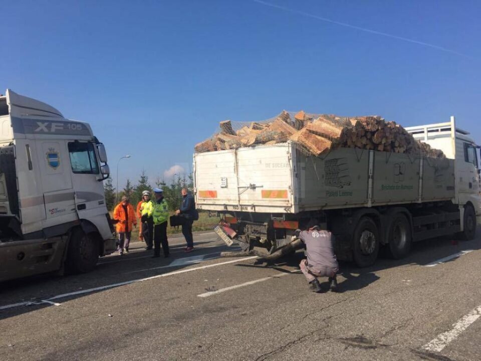 Două vehicule grele, implicate într-un accident pe E 85