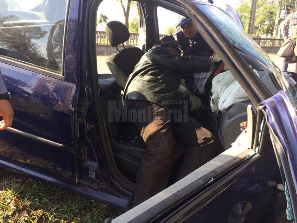 Doi răniți după ce o Dacie s-a izbit violent într-un copac