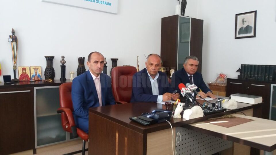 Alexandru Băișanu (în mijloc) deschide lista ALDE Suceava pentru Camera Deputaților