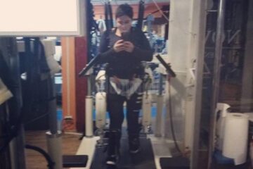 Ioana Sorina făcând terapie la clinica din Târgu Mureș