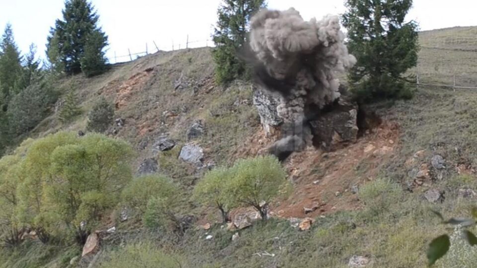 Stânca a fost aruncată în aer cu 10 kilograme de dinamită