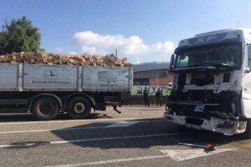 Cele două vehicule grele implicate în accidentul de la Dărmănești