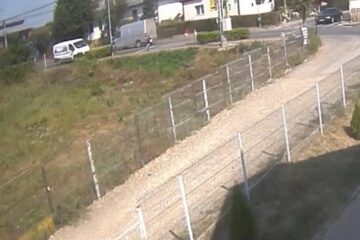 Autoutilitara implicată în accident și cei trei copii care au trecut și ei razant pe lângă moarte