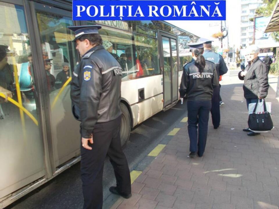 20 de polițiști au luat cu asalt autobuzele TPL din oraș, din dorința de a informare populația