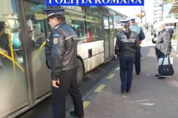 20 de polițiști au luat cu asalt autobuzele TPL din oraș, din dorința de a informare populația