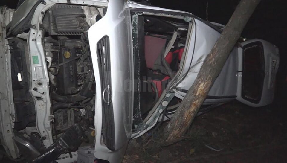 În urma impactului cu stâlpul din beton, autoturismul s-a oprit într-un copac de pe marginea drumului