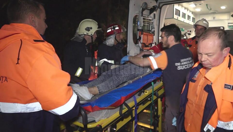 Tânăra aflată la volan a fost salvată din autoturism, în urma unei intervenții de descarcerare