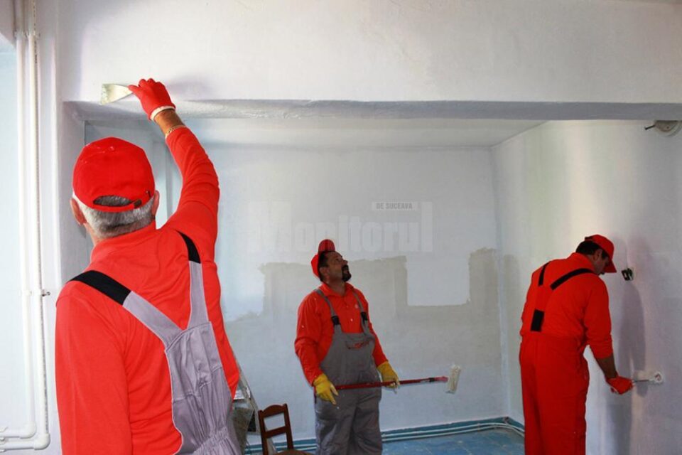Lucrări de reparații la grădinițele „Pinochio” din Fălticeni și Nr. 2 din Clit, comuna Arbore, realizate de voluntari E.ON