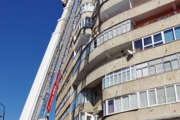 Pompierii Detașamentului Suceava au intervenit, ieri, cu o autospecială cu scară de serviciu pentru a îndepărta mai multe bucăți de tencuială de pe un bloc turn