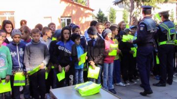 Vestele reflectorizante împărțite ieri la cele două școli din Fântânele