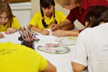 24 de copii au participat la atelierul de pictură „Un cerc de prieteni – desenăm împreună”, la Muzeul de Istorie
