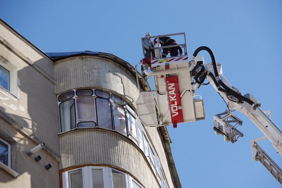 Pompierii Detașamentului Suceava au intervenit, ieri, cu o autospecială cu scară de serviciu pentru a îndepărta mai multe bucăți de tencuială de pe un bloc turn