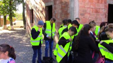 Vestele reflectorizante împărțite ieri la cele două școli din Fântânele