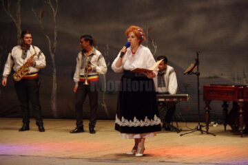 Gabriela Teișanu, prezentatoarea spectacolului