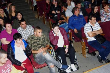 Ioana Sorina Amariței, alături de mama, tatăl, fratele ei și de Madalin Ehupov