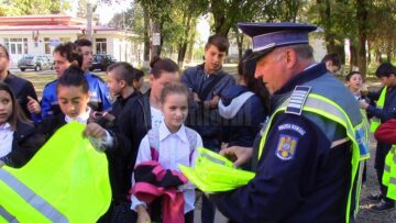 Vestele reflectorizante împărțite ieri la cele două școli din Fântânele