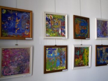 „Grădinile ascunse” sau implozia și explozia culorii