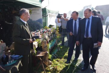 Gheorghe Flutur și Ivan Muntean la standul Direcției Silvice Suceava