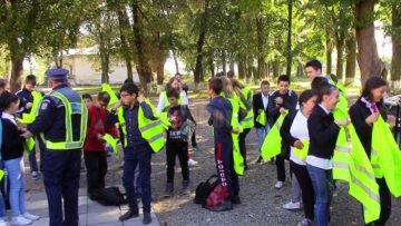 Vestele reflectorizante împărțite ieri la cele două școli din Fântânele