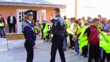 Vestele reflectorizante împărțite ieri la cele două școli din Fântânele