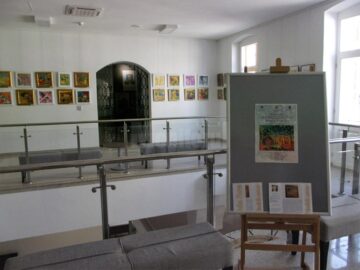 „Grădinile ascunse” sau implozia și explozia culorii