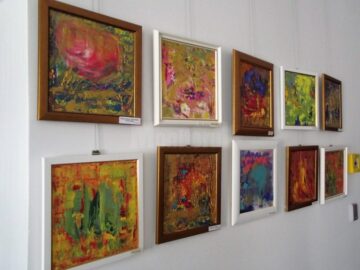 „Grădinile ascunse” sau implozia și explozia culorii