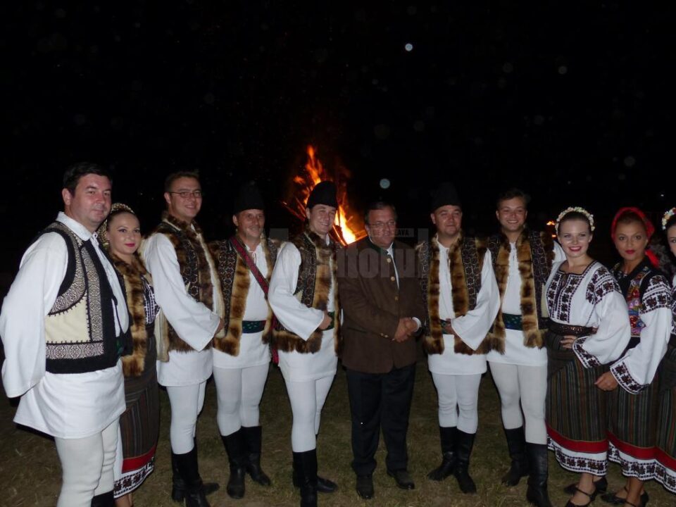 Flutur s-a prins în horele din jurul focului la seara bucovineană de pe malul râului Suceava