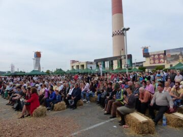 Locurile pentru spectatori au fost amenajate pe baloți din paie