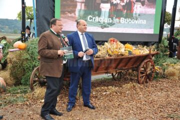 Gheorghe Flutur (stânga) a lansat în mod oficial proiectul "Crăciun în Bucovina"