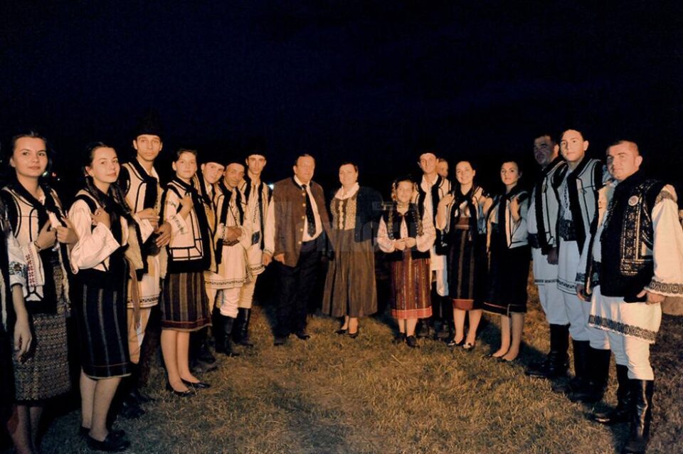 Flutur s-a prins în horele din jurul focului, la seara bucovineană de pe malul râului Suceava