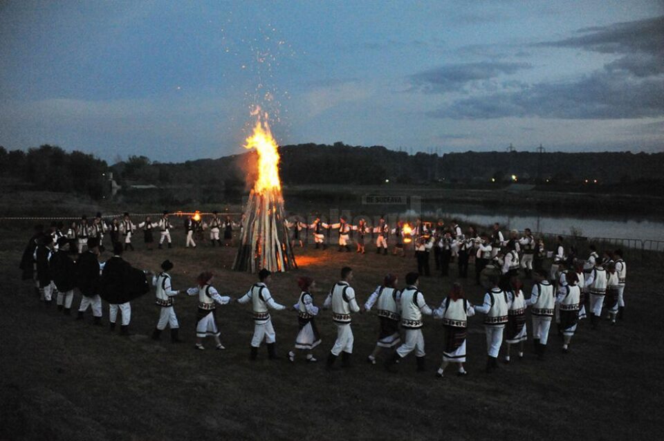 Flutur s-a prins în horele din jurul focului, la seara bucovineană de pe malul râului Suceava