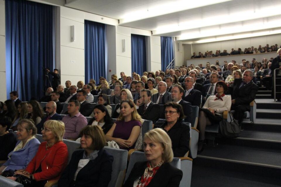Mii de studenți, „boboci” și masteranzi au început de astăzi un nou an universitar