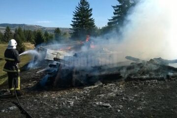Un echipaj al pompierilor a reușit să stingă vâlvătaia pornită de la un foc aprins În urma incendiului, stâna proprietarului s-a transformat în scrum