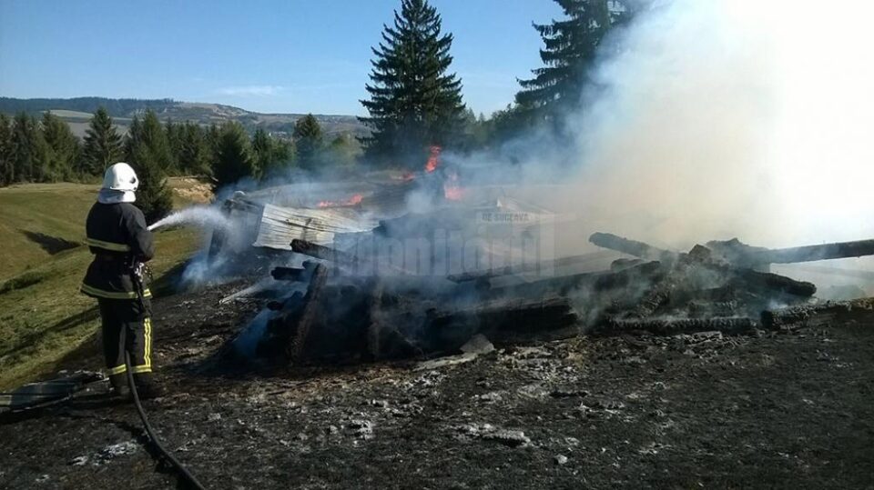 Un echipaj al pompierilor a reușit să stingă vâlvătaia pornită de la un foc aprins În urma incendiului, stâna proprietarului s-a transformat în scrum Un echipaj al pompierilor a reușit să stingă vâlvătaia pornită de la un foc aprins În urma incendiului, stâna proprietarului s-a transformat în scrum